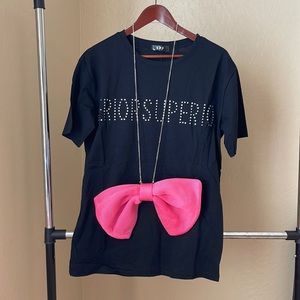 Free size short sleeve shirt with long pink bow necklace.
